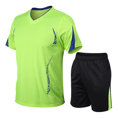 人の夏ランニングのスポーツは衣服の短い袖のTシャツを5分の速い乾燥身に着けている