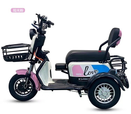 新しい小さな電動三輪車 自らの赤ちゃんを家に連れてきて 子供たちを拾う
