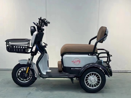 新しい小さな電動三輪車 自らの赤ちゃんを家に連れてきて 子供たちを拾う