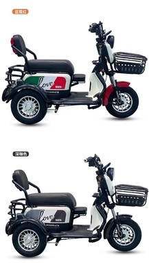 新しい小さな電動三輪車 自らの赤ちゃんを家に連れてきて 子供たちを拾う