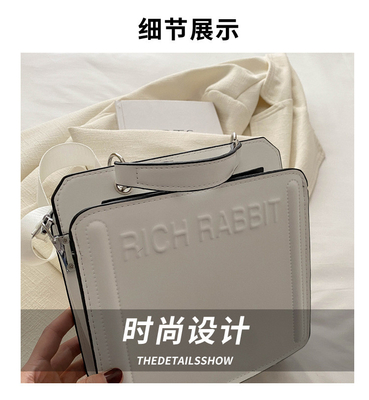 シンプル ファッション レター バッグ 女性用 新品 旅行者用 ハンドバッグ 小型四角 バッグ シニア用 質感 幅広く肩帯 横身