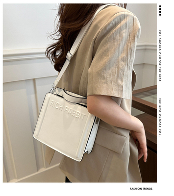 シンプル ファッション レター バッグ 女性用 新品 旅行者用 ハンドバッグ 小型四角 バッグ シニア用 質感 幅広く肩帯 横身