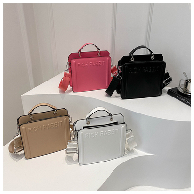 シンプル ファッション レター バッグ 女性用 新品 旅行者用 ハンドバッグ 小型四角 バッグ シニア用 質感 幅広く肩帯 横身