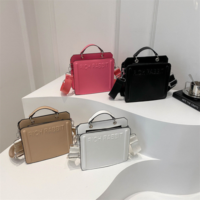 シンプル ファッション レター バッグ 女性用 新品 旅行者用 ハンドバッグ 小型四角 バッグ シニア用 質感 幅広く肩帯 横身