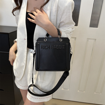 シンプル ファッション レター バッグ 女性用 新品 旅行者用 ハンドバッグ 小型四角 バッグ シニア用 質感 幅広く肩帯 横身