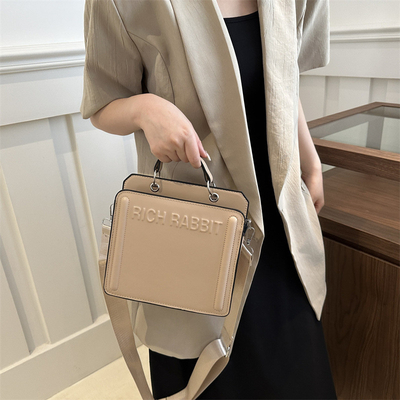 シンプル ファッション レター バッグ 女性用 新品 旅行者用 ハンドバッグ 小型四角 バッグ シニア用 質感 幅広く肩帯 横身