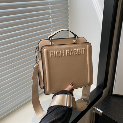 シンプル ファッション レター バッグ 女性用 新品 旅行者用 ハンドバッグ 小型四角 バッグ シニア用 質感 幅広く肩帯 横身