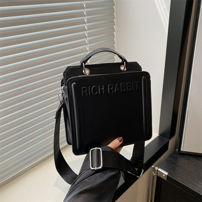 シンプル ファッション レター バッグ 女性用 新品 旅行者用 ハンドバッグ 小型四角 バッグ シニア用 質感 幅広く肩帯 横身
