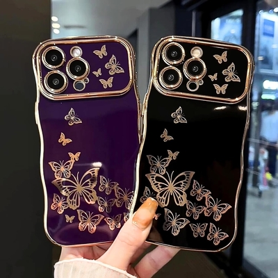 iPhone 13 女の子用電話ケース 巻き巻きの波のフレーム 豪華なプラテッド蝶のパターン TPU ゴールドフレーム 衝撃防止レンズ保護