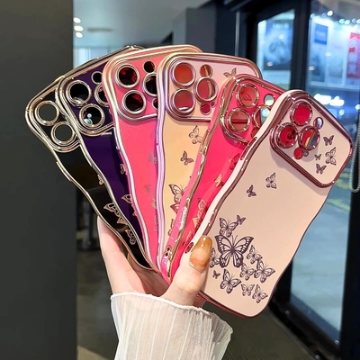 iPhone 13 女の子用電話ケース 巻き巻きの波のフレーム 豪華なプラテッド蝶のパターン TPU ゴールドフレーム 衝撃防止レンズ保護